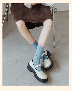 Chaussettes bleues à fleurs avec bords roses portées avec des chaussures Mary Jane