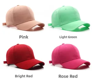 Gedetailleerde weergave van effen baseballpetten in roze, lichtgroen, rood en rozerode tinten