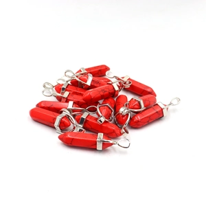 Rode marmeren zeshoekige prisma hangers met zilveren metalen oog op witte achtergrond