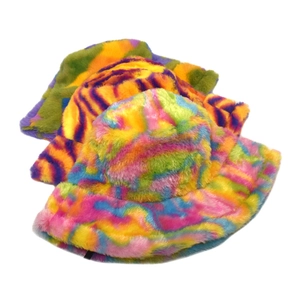 Regenbogen Batik Fischerhüte aus Kaninchenfell-Imitat mit flauschiger Textur und bunten Farben