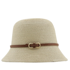 Chapeau cloche élégant en paille beige pour femme avec ceinture en cuir et boucle
