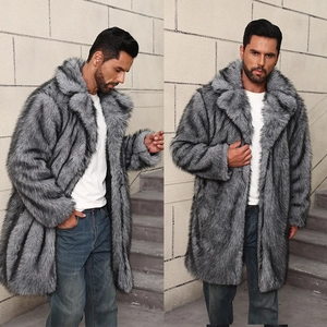 Détail d'un manteau en fausse fourrure pour homme avec texture gris foncé et col à revers