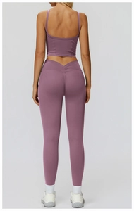 Détail du legging de yoga taille haute avec fronces en V au dos couleur mauve