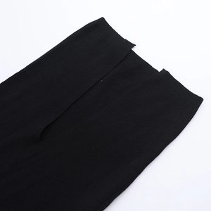 Detailaufnahme der hochwertigen schwarzen Strickstoffnähte und der Saumkonstruktion