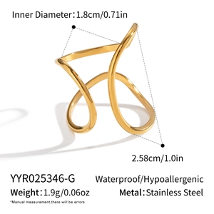 Détails d'une bague dorée incurvée irrégulière, diamètre de 1,8 cm et poids de 1,9 g