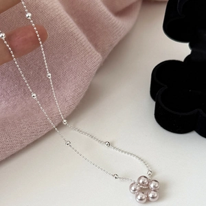 Collier à pendentif fleur en perles de style français avec chaîne à billes argentée
