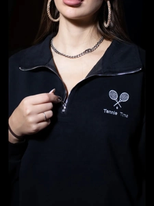 Felpa nera oversize con mezza zip e ricamo Tennis Time bianco sul petto a contrasto