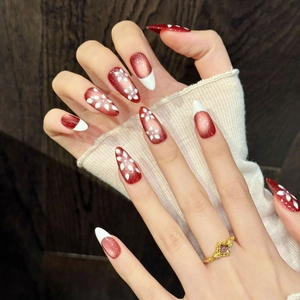 Unghie finte stiletto fatte a mano effetto occhio di gatto rosso con punte french e fiori