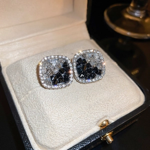 Luxuriöse quadratische Kristallstecker mit schwarz-weißem Kontrast und Diamantrand