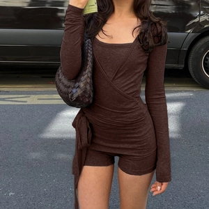 Ensemble deux pièces marron foncé avec haut croisé à manches longues et short élégant