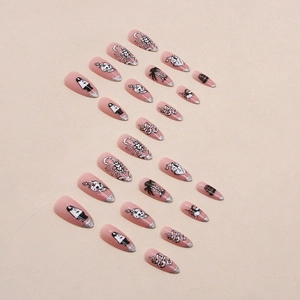 Détail de 24 faux ongles amande avec motifs gothiques noirs de scorpion et de crâne
