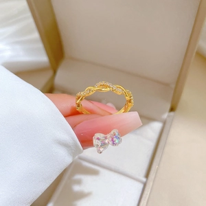 Eleganter gedrehter Ring in Gold mit Zirkon-Inlay in einer hochwertigen Schmuckbox