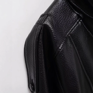 Veste minimaliste en cuir PU noir avec coutures détaillées et texture sur les épaules