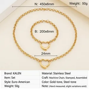 Dettaglio del set collana e bracciale con ciondolo a cuore in acciaio dorato con dimensioni