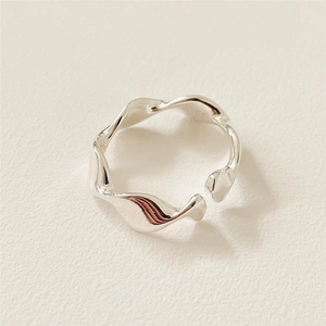 Detailed close-up of wavy S925 sterling silver ring showing the inner material hallmark
