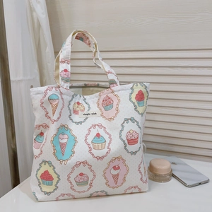 Detail einer bedruckten Canvas-Tragetasche mit Cupcake-Mustern und Simple Wish-Webetikett