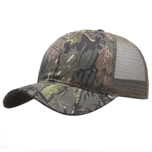 Outdoor jungle camouflage trucker pet met ademend groen net en gebogen klep