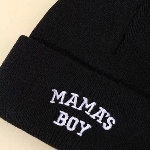 Berretto in maglia a coste per bambini nero con ricamo bianco MAMAS BOY sul risvolto