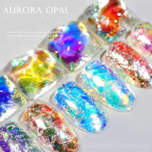 Vue macro de la poudre d'ongles opale aurore montrant divers effets polaires holographiques