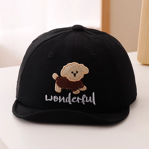Détail de la broderie de chiot mignon et du texte wonderful sur la casquette noire pour bébé