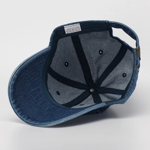 Innenansicht einer marineblauen Denim-Baseballkappe mit 100 % Baumwollfutter und Nähten