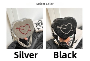 Dettaglio della borsa a cuore con strass scintillanti, motivo a freccia e tracolla a catena