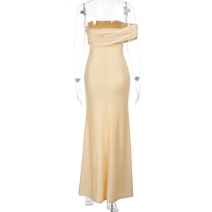 Détail de la robe de soirée élégante or champagne avec un corsage plissé sophistiqué