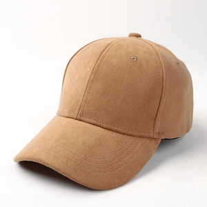 Dettaglio ravvicinato del cappellino da baseball marrone con morbida texture opaca