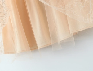 Detailansicht der champagnerfarbenen Stickerei und des Tüllsaums an diesem Kleid