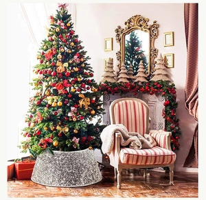 Détail du cache-pied de sapin de Noël à paillettes argentées au décor festif