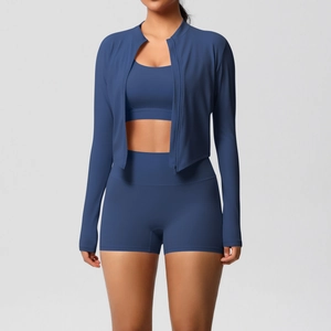 Ensemble de yoga trois pièces avec veste zippée bleu foncé, brassière et short