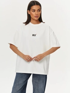 Λευκό βαμβακερό t-shirt με γραφικό Tokyo και κόκκινη πιτσιλιά μελανιού σε χαλαρή γραμμή