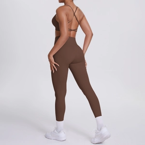 Détail de la brassière à bretelles croisées et legging taille haute en nylon café foncé