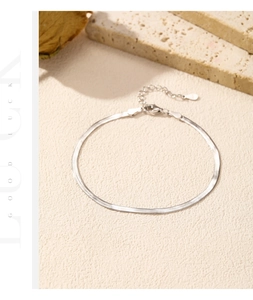 Détail du bracelet chaîne serpent plate en argent sterling 925 avec fermoir mousqueton
