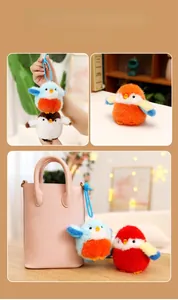 Gros plan de pendentifs oiseaux en peluche mignons avec des textures colorées douces