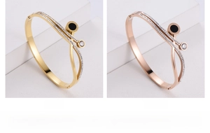 Détail macro de bracelets dorés et or rose avec pavé de strass et chiffres romains