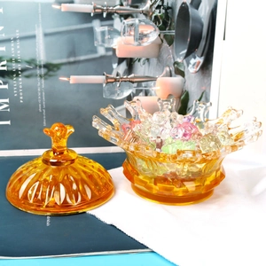 Detalle del tarro de cristal ámbar con relieves verticales y pequeños osos de colores