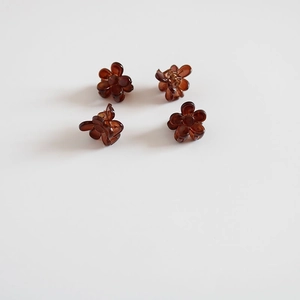Lot de quatre mini pinces à cheveux en forme de fleurs en résine ambrée