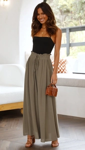 Detail der weiten Hose mit hoher Taille, elastischem Kordelzug und Seitentaschen