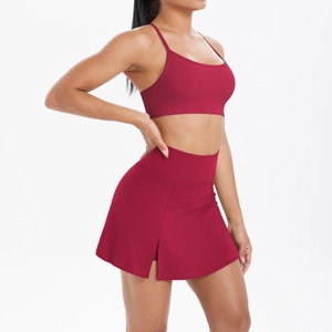 Détail de l'ensemble de yoga bordeaux avec jupe de tennis fendue et brassière sport