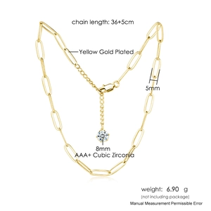 Vue détaillée du collier trombone plaqué or avec un pendentif en zircone cubique 8mm
