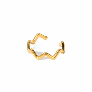 Vue détaillée de la bague ajustable en acier inoxydable doré 18K avec motif zigzag tressé