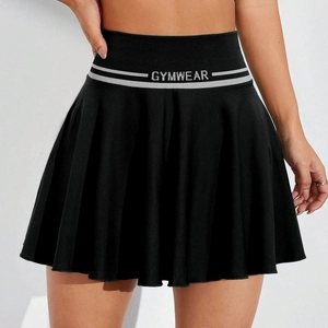 Dettaglio gonna da tennis a pieghe con fascia elastica a righe e scritta GYMWEAR