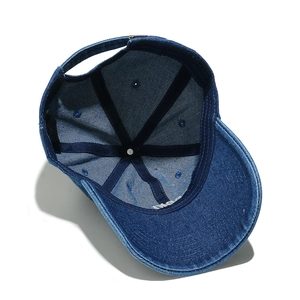 Détail de l'intérieur de casquette en jean à six pans avec coutures et boucle réglable