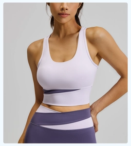 Détail de la brassière de sport avec dos nageur et legging de yoga à haute élasticité