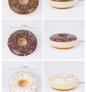 Vista dei dettagli di ciambelle giganti da 17,5 cm al cioccolato e crema con zuccherini