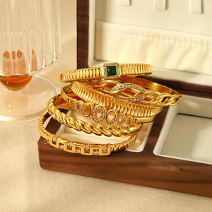 18K Vergoldeter Edelstahl Armreif Mit Zirkonia Grüner Edelstein Luxus Geometrischer Modeschmuck Für Damen