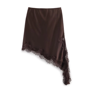Jupe en satin marron foncé avec bordure en dentelle asymétrique et design chic