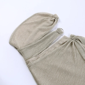 Détail du tissu plissé or chaud avec éclat métallique et anneau en argent