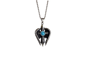 Détail d'ailes d'ange argentées et pendentif croix avec pierre turquoise verte